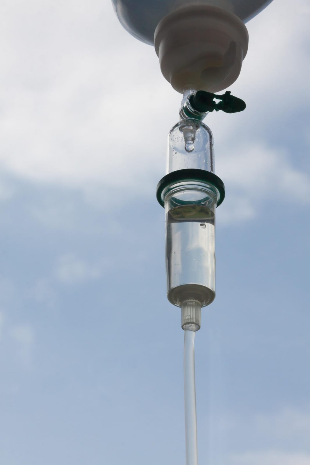 Infusionstropf vor blauem Himmel