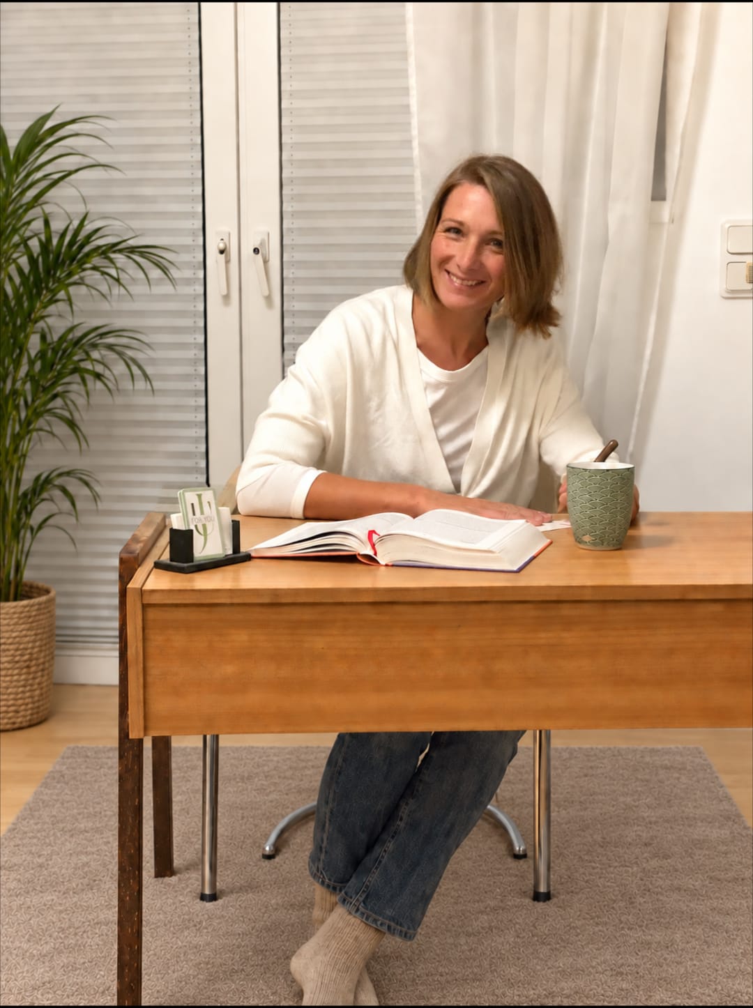 Julia Krieger-Weiermann am Schreibtisch in ihrer Praxis